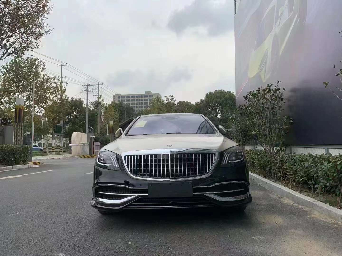 葉隆展廳現(xiàn)車邁巴赫S450 L 黑棕金 4座現(xiàn)車到店